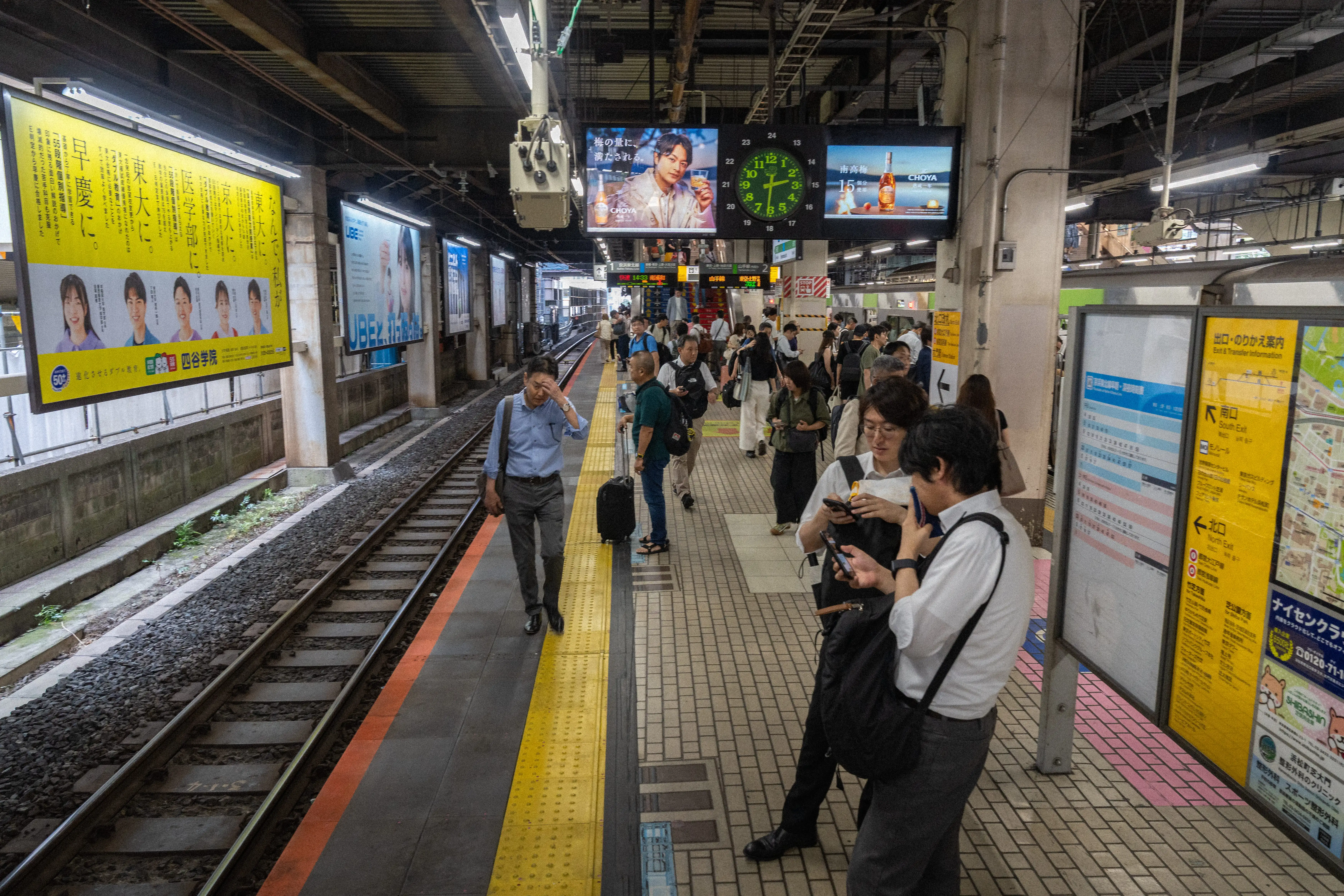 tokyo.webp busy tokyo train station