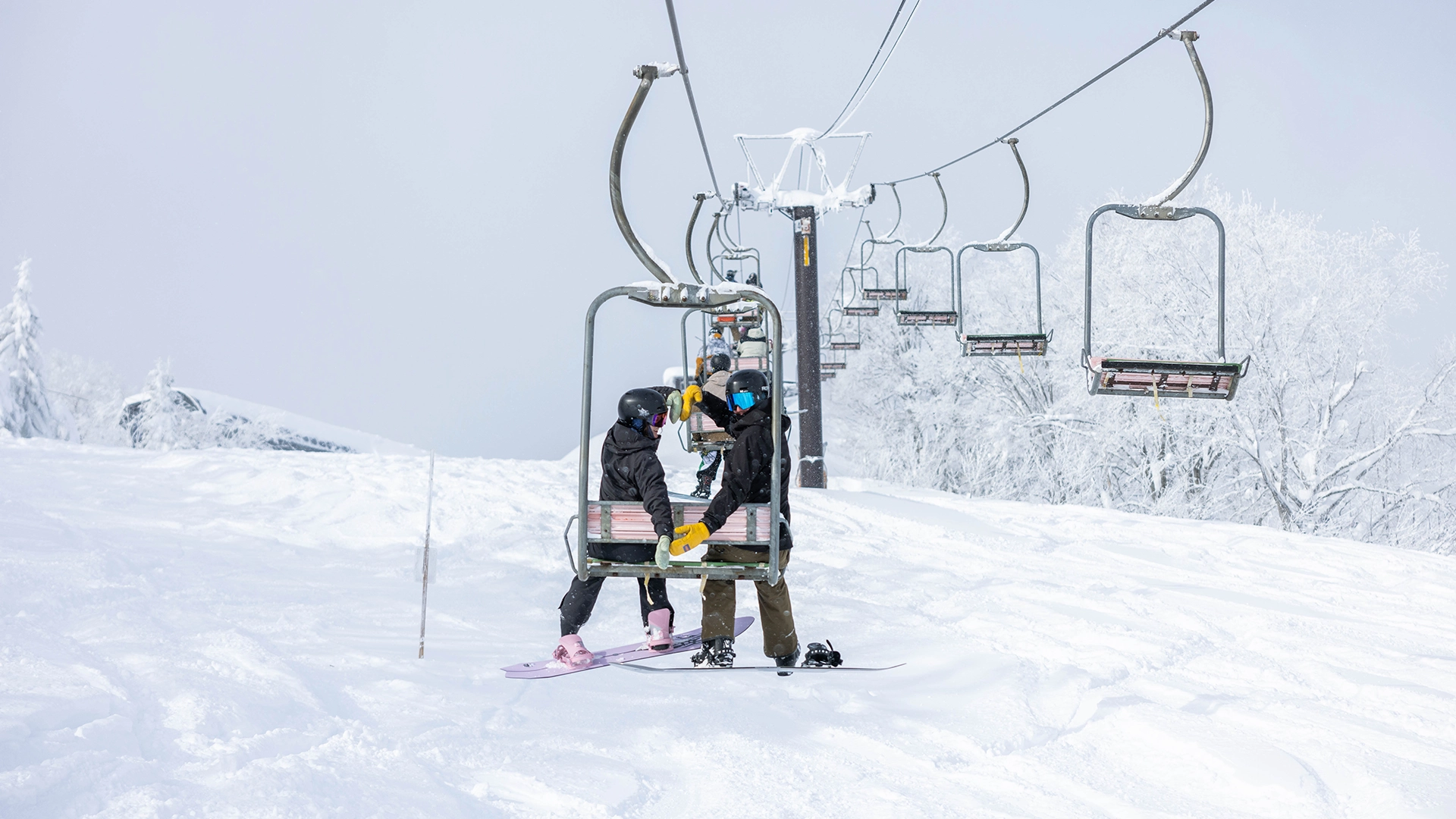 chairlift-chats.webp chairlift-chats.webp