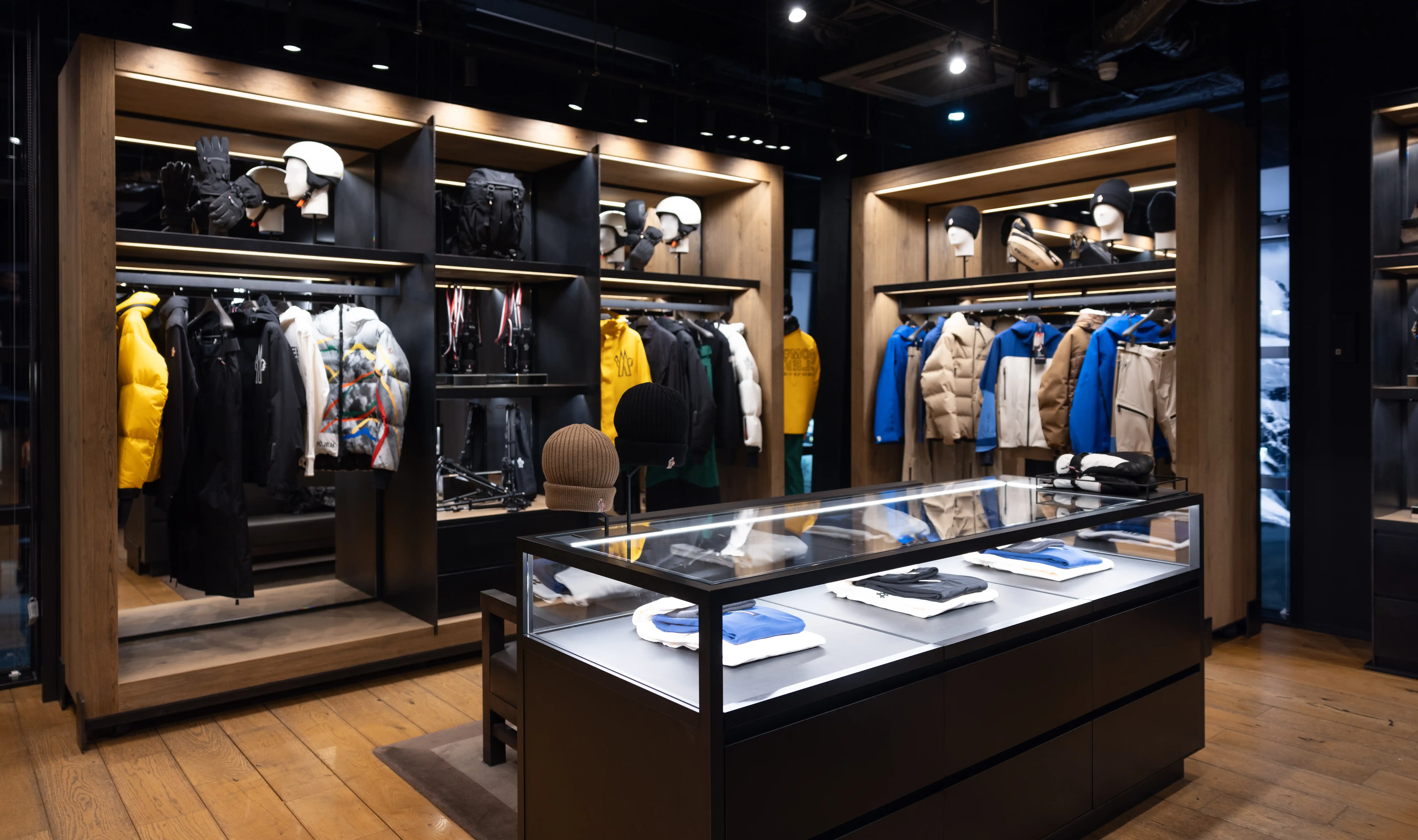 13-12-23_MonclerStore_IP-6784_11zon.webp moncler store niseko