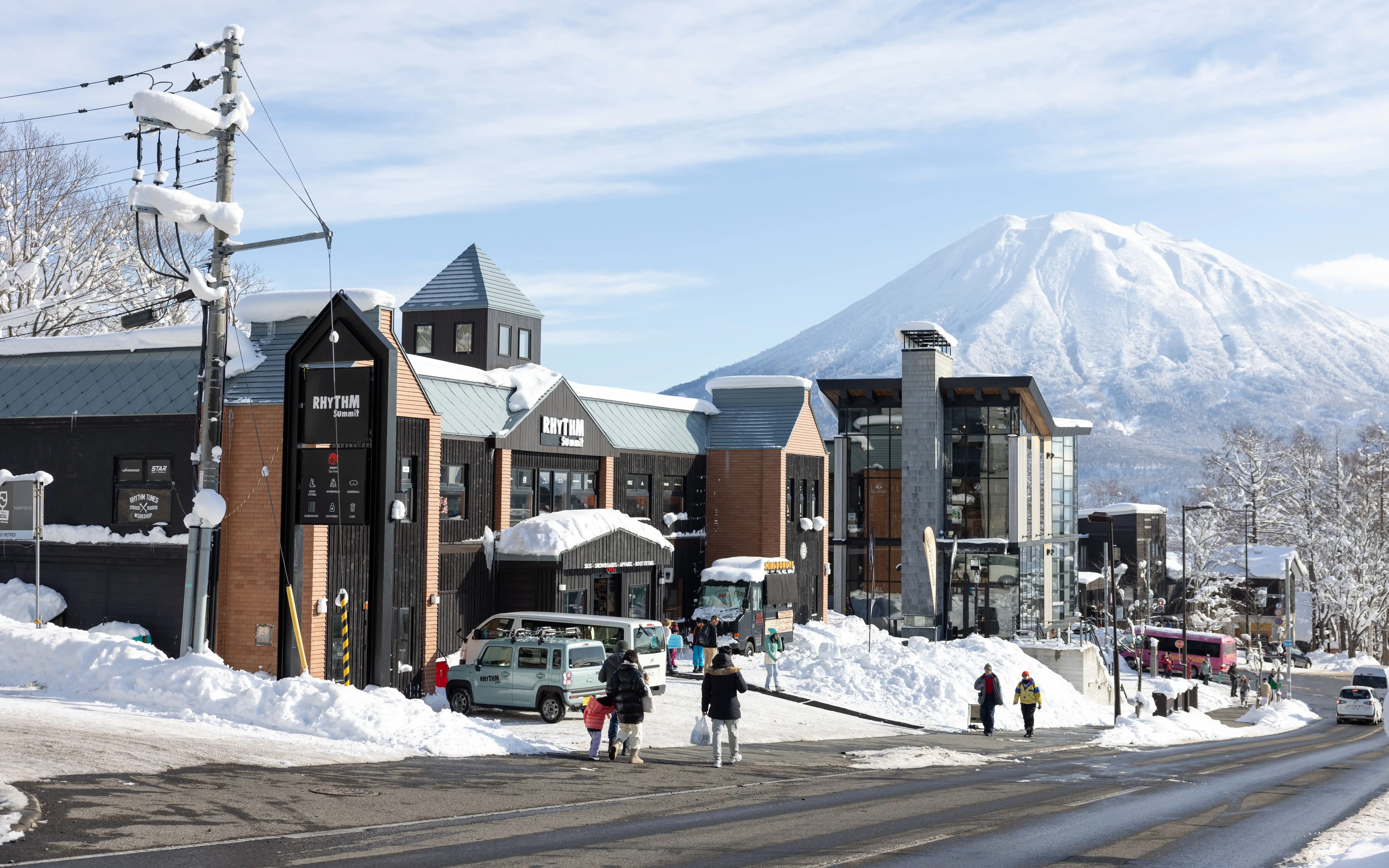 25-12-23_FuturesBlueSky_IP-2141_11zon.webp shopping in front of snow capped mountain
