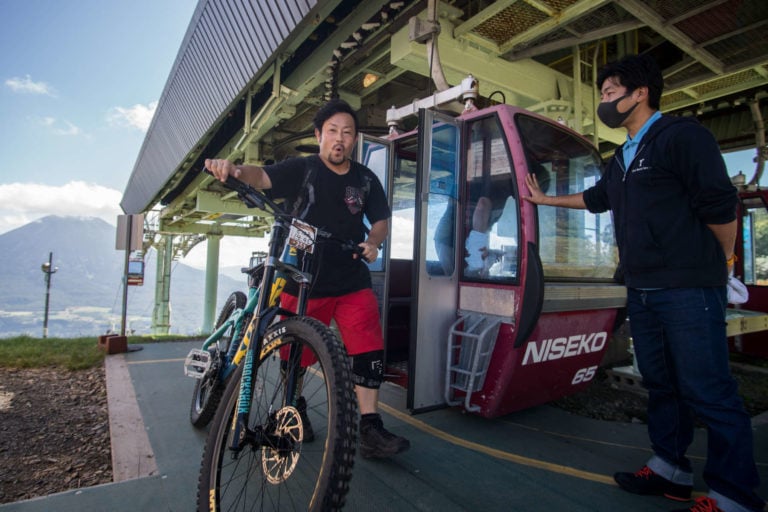 kunihiko-mamiya-cycling-legend-niseko-grand-hirafu-gondola-kona-bike-2-768x512.jpg